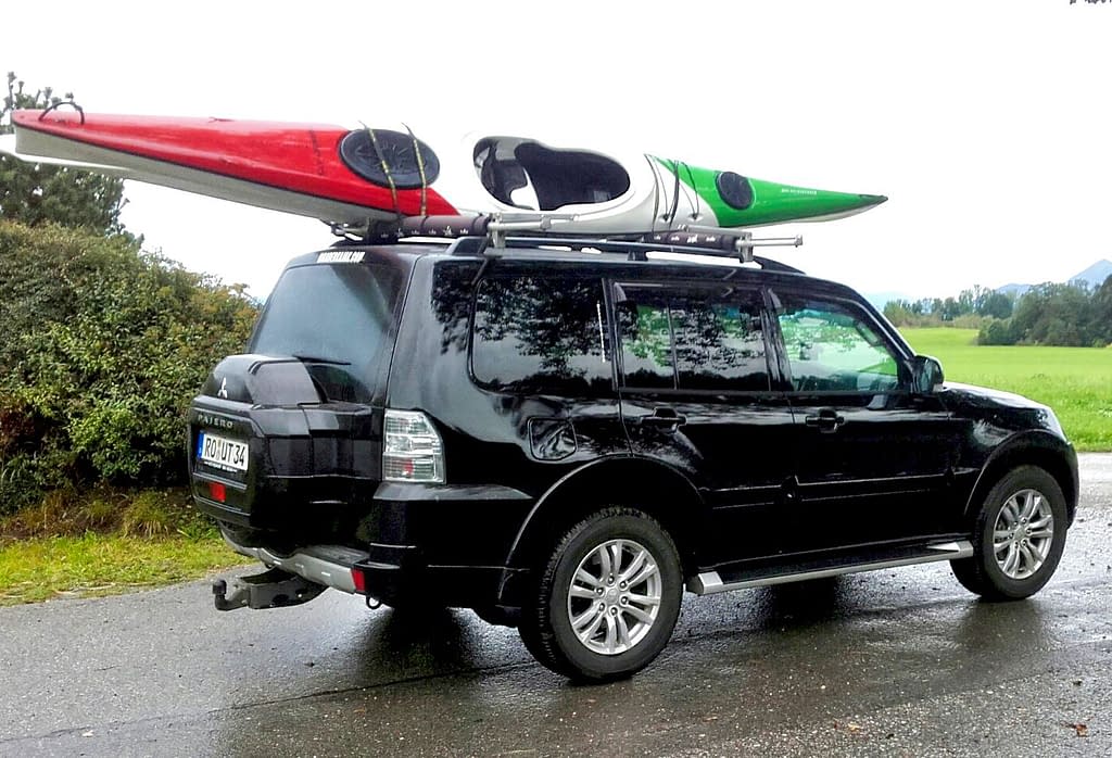 Touren und Events - Aufbruch zur Kajaktour in Deutschland. Auto mit Dachträger und Kajak
